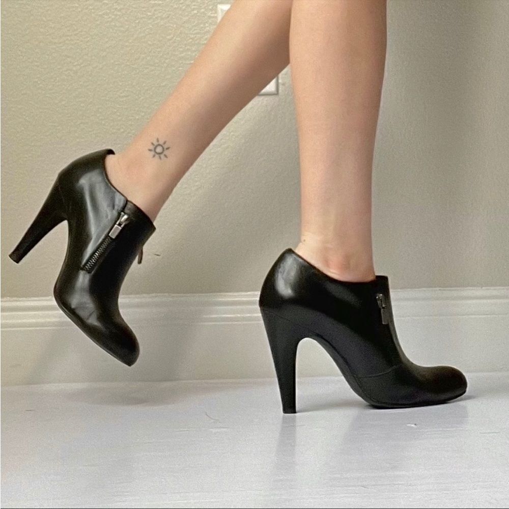 Black Leather High-Heel Ankle Booties - Classic Women's Zip Booties